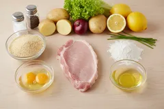 Ingredience na řízek: maso, vejce, strouhanka, olej, brambory, citron, cibule, koření.