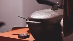 Šedá miska s poklicí a zápalková krabička na kuchyňském stole