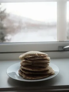 Zimní palačinky na bílem talíři