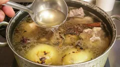 Tip od nejlepších kuchařů: na celou hrnec stačí jedna polévková lžíce této ingredience pro lepší chuť