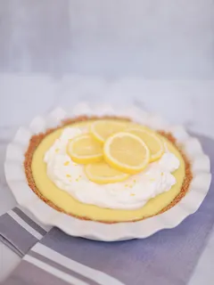 Žlutý a bílý cupcake na bílomodrém kostkovaném ubrusu