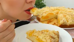 Žena jí ovocný koláč se drobenkou, detail talíře s kouskem koláče
