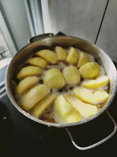 Kuře vařené s ciderem a jablky podle normandského receptu