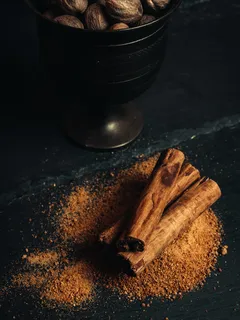 Miska ořechů a skořice na stole
