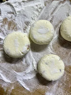 Čtyři koblihy na dřevěném stole
