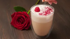 Jak připravit domácí malinové latté, které oslní vzhledem i chutí